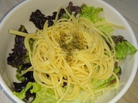 サニーレタスとパスタのサラダ